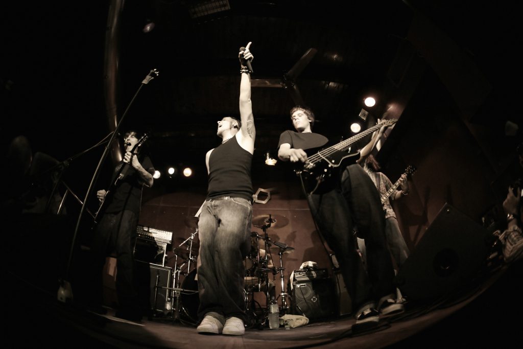 Band... NOTE there's a lot of noise, 800 ISO,and some motion. Istockalypse Slovenia 2006. http://www.lisegagne.com/images/casual.jpg